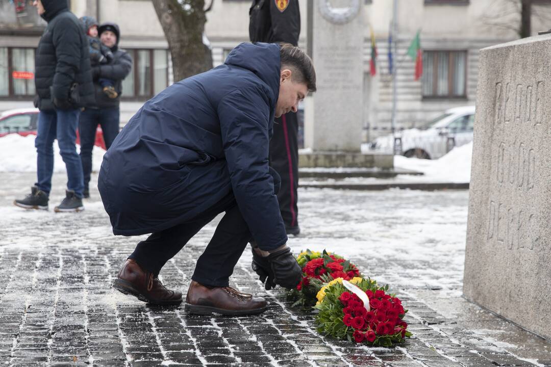 Gėlių padėjimas prie „Laisvės“ paminklo ir Nežinomo kareivio kapo