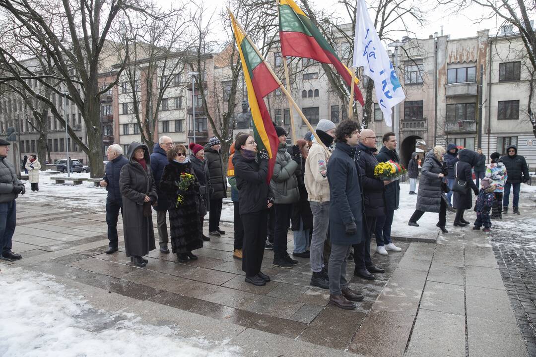 Gėlių padėjimas prie „Laisvės“ paminklo ir Nežinomo kareivio kapo