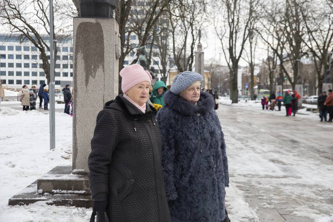 Gėlių padėjimas prie „Laisvės“ paminklo ir Nežinomo kareivio kapo