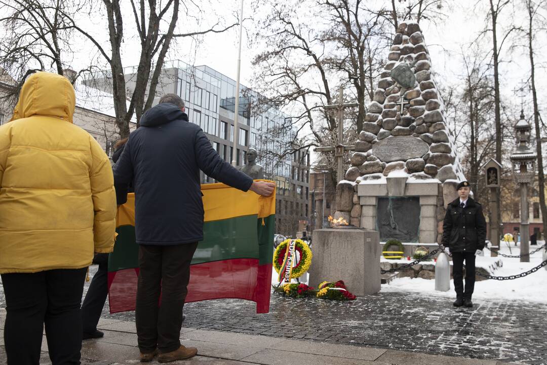 Gėlių padėjimas prie „Laisvės“ paminklo ir Nežinomo kareivio kapo