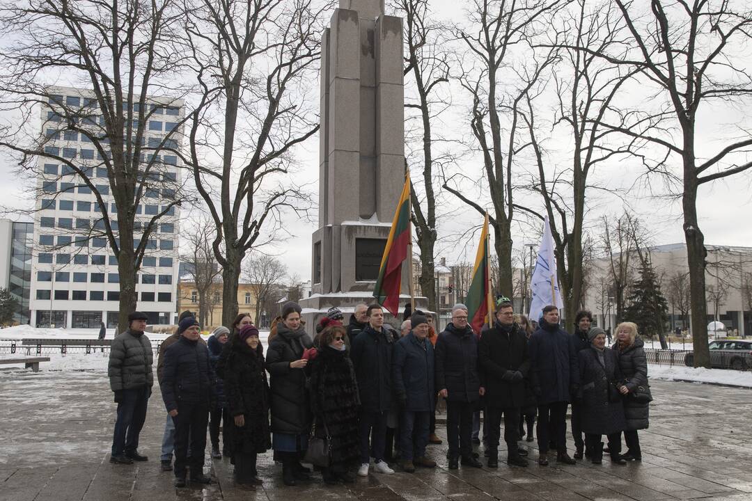 Gėlių padėjimas prie „Laisvės“ paminklo ir Nežinomo kareivio kapo