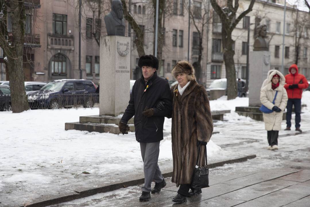 Gėlių padėjimas prie „Laisvės“ paminklo ir Nežinomo kareivio kapo