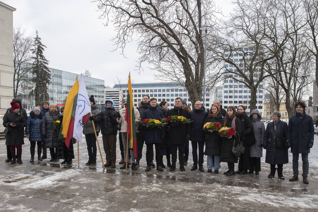 Gėlių padėjimas prie „Laisvės“ paminklo ir Nežinomo kareivio kapo