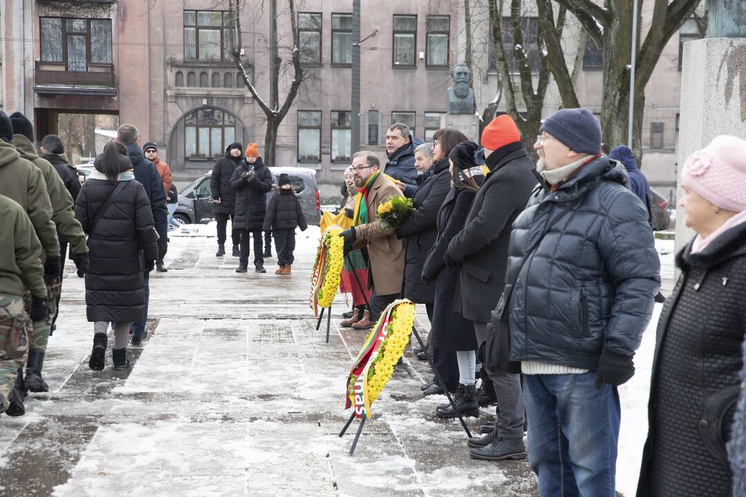 Gėlių padėjimas prie „Laisvės“ paminklo ir Nežinomo kareivio kapo