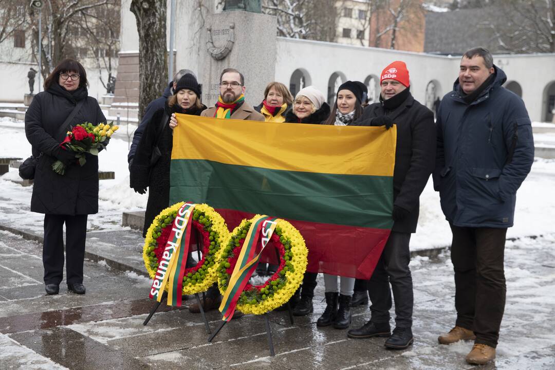 Gėlių padėjimas prie „Laisvės“ paminklo ir Nežinomo kareivio kapo