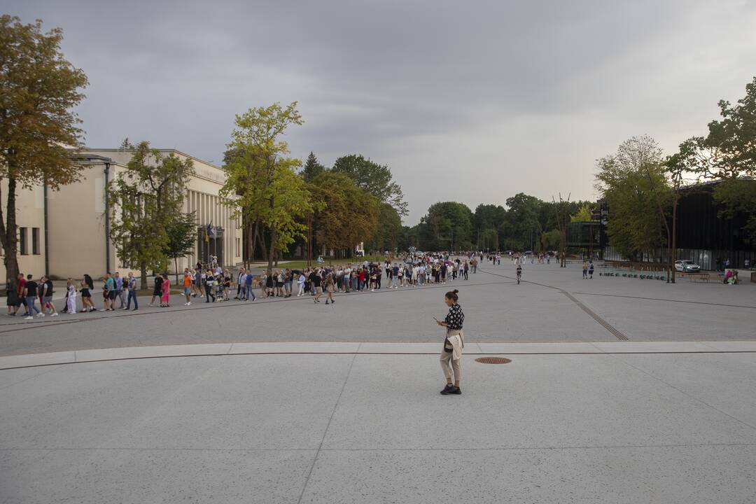 Žmonės plūsta į SEL'o koncertą