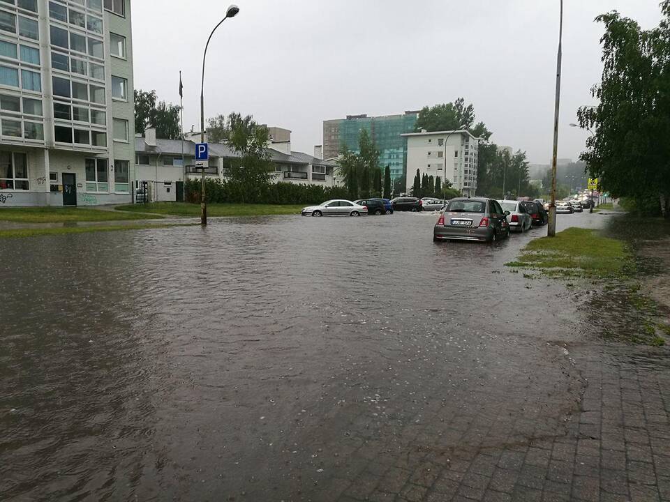 Paskendęs sostinės vakarinis aplinkkelis