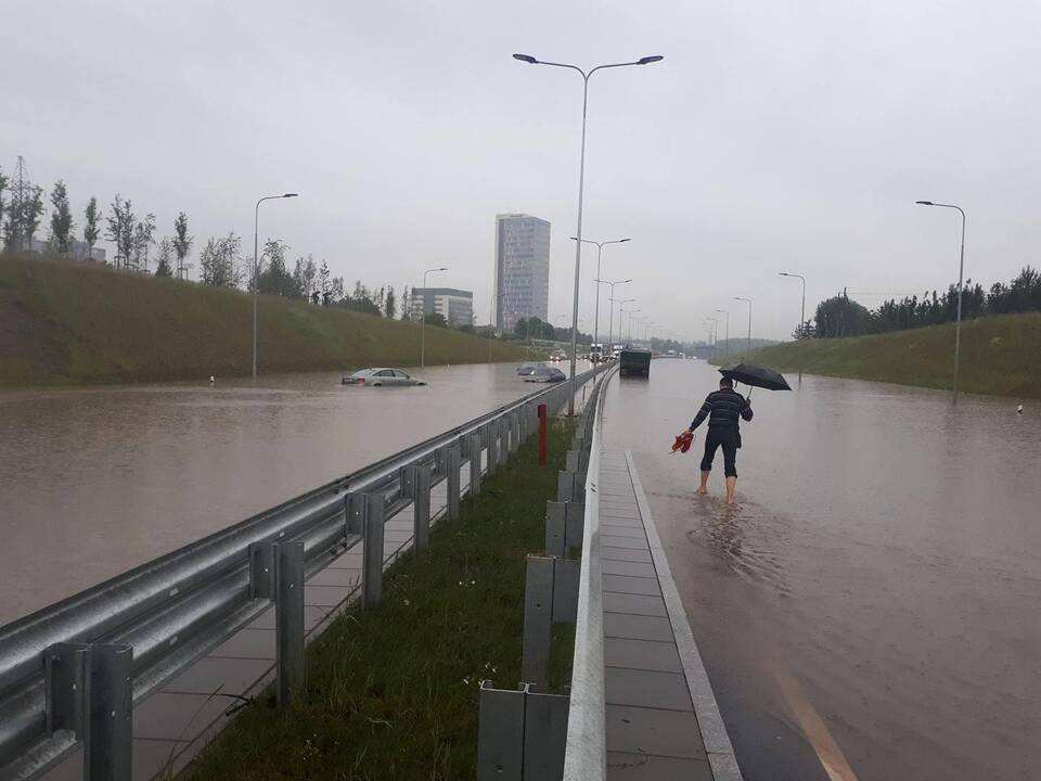 Paskendęs sostinės vakarinis aplinkkelis