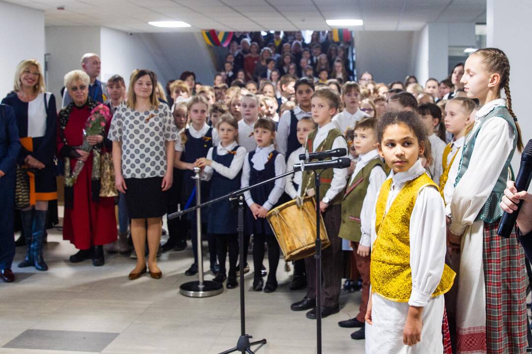 J. Basanavičiaus skulptūra padovanota progimnazijai