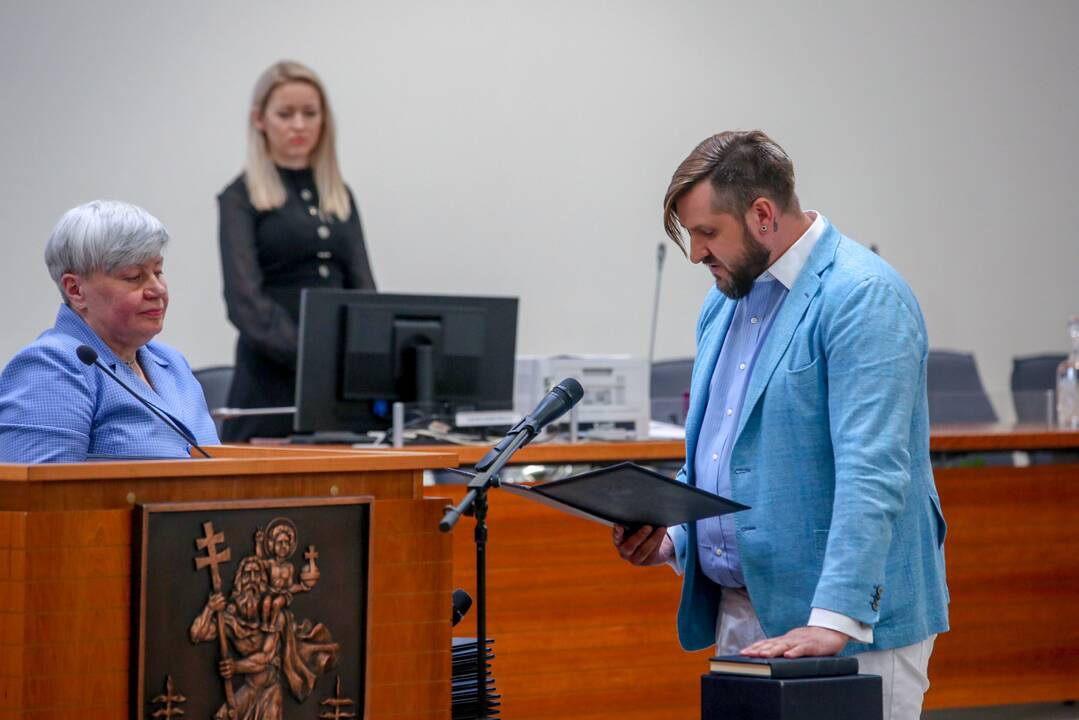 Laisvės partijos narys G. Jaunius, anot A. Tapino, už 13,2 tūkst. eurų iš savo paties įmonės nuomojosi automobilį.
