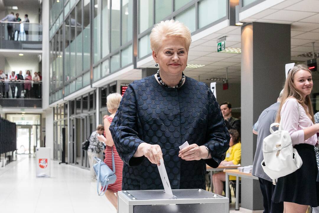 Iš anksto balsavo prezidentė D. Grybauskaitė