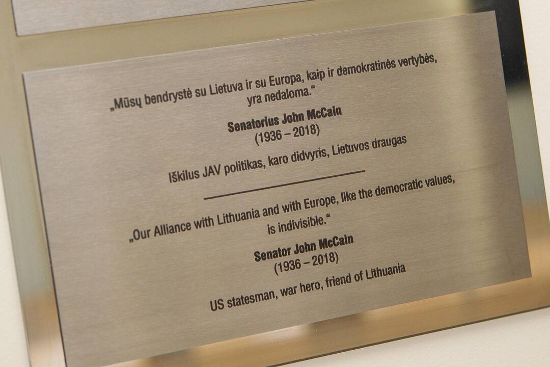 URM atidaryta senatoriaus J. McCaino salė