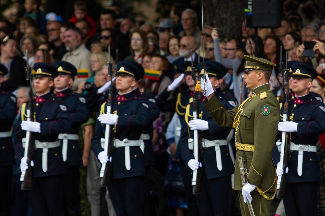 Vėliavų pakėlimo ceremonija S. Daukanto aikštėje