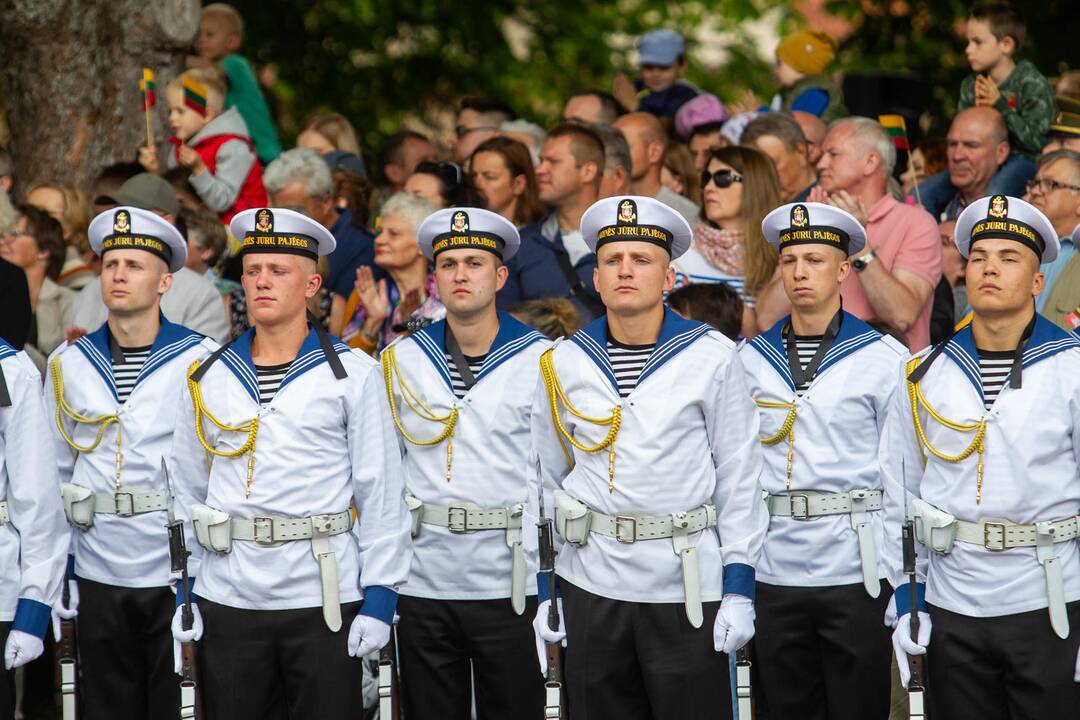 Vėliavų pakėlimo ceremonija S. Daukanto aikštėje