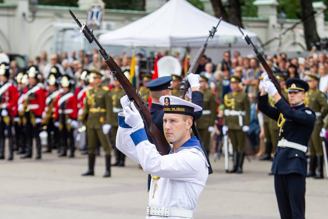 Vėliavų pakėlimo ceremonija S. Daukanto aikštėje