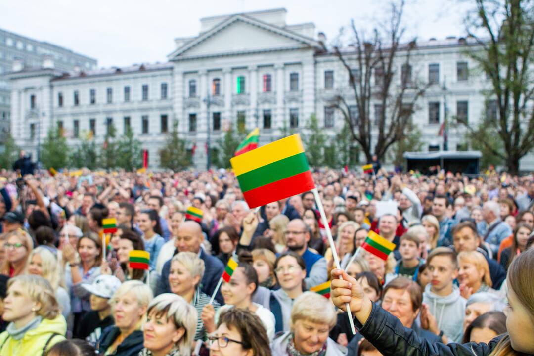 Lukiškių aikštėje giedamas Lietuvos himnas