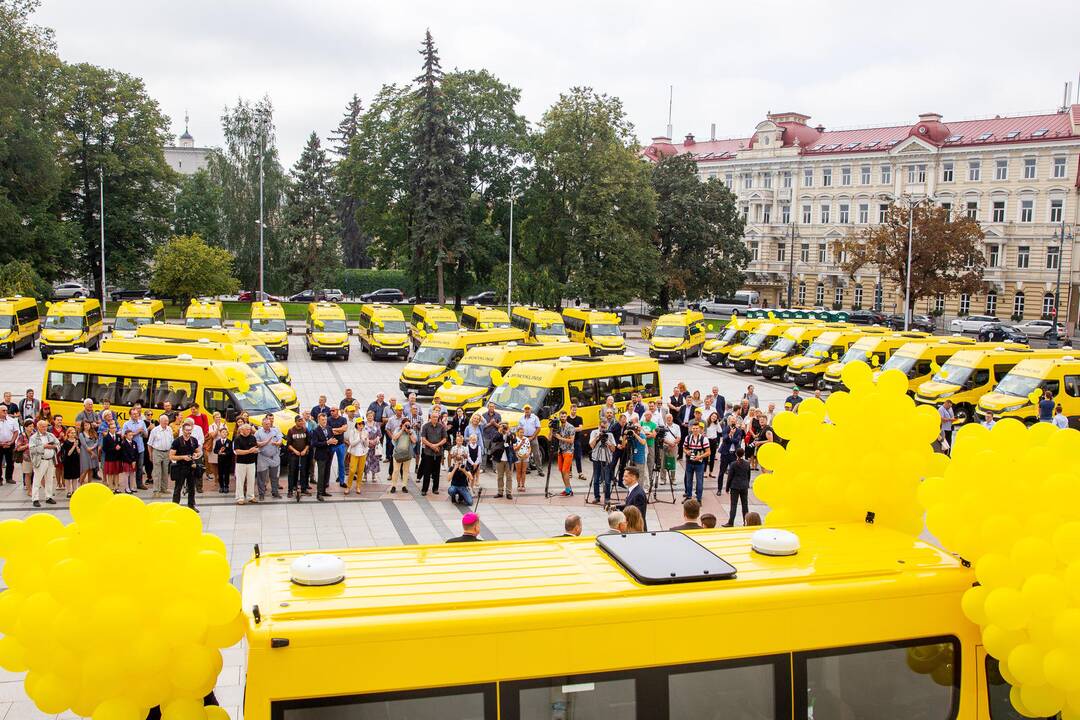 Nauji autobusiukai perduoti mokykloms