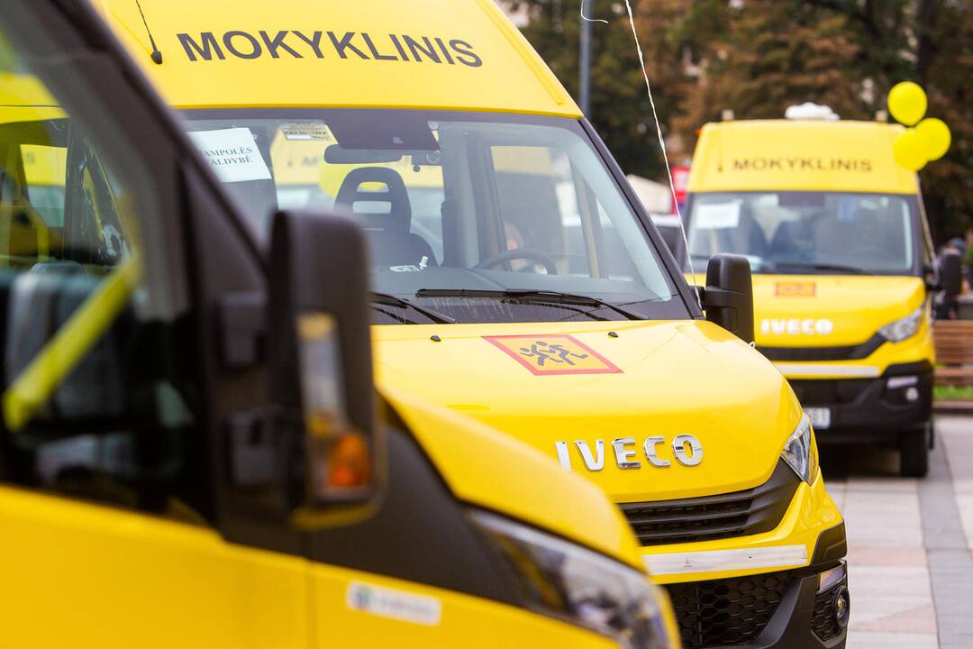 Nauji autobusiukai perduoti mokykloms