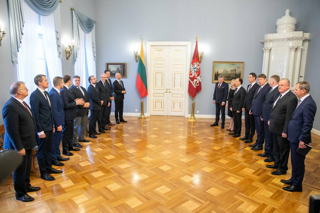 Ar ryšis Seimas pakelti algas premjerui ir ministrams?