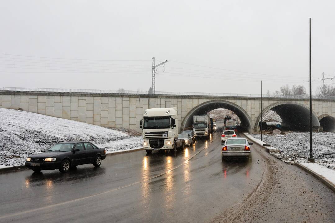 Dėmesio, vairuotojai: keliuose dar yra slidžių ruožų