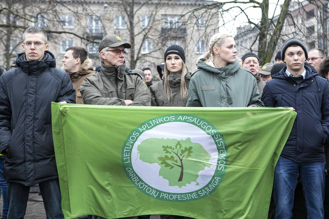 Pareigūnų protestas prie Seimo