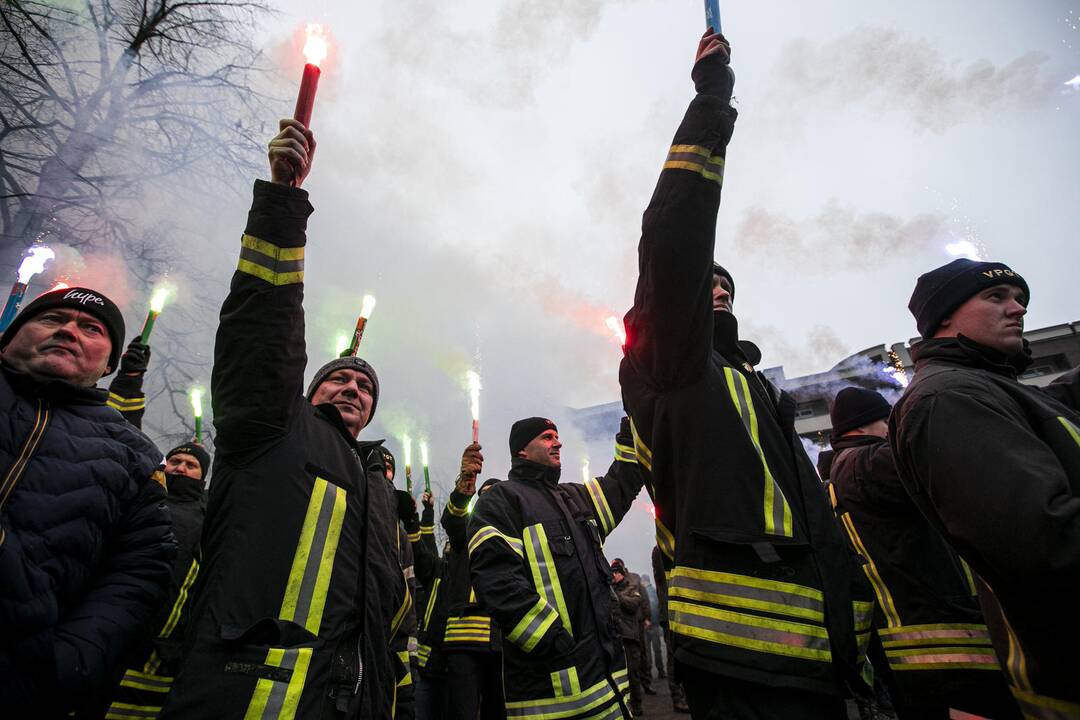 Pareigūnų protestas prie Seimo
