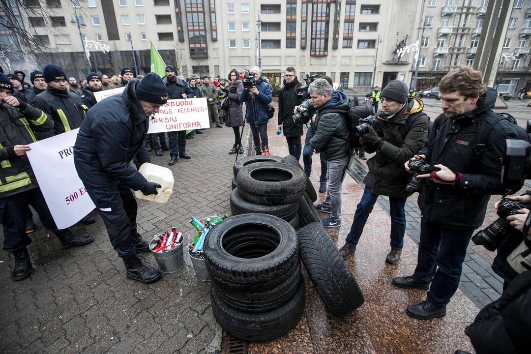 Pareigūnų protestas prie Seimo