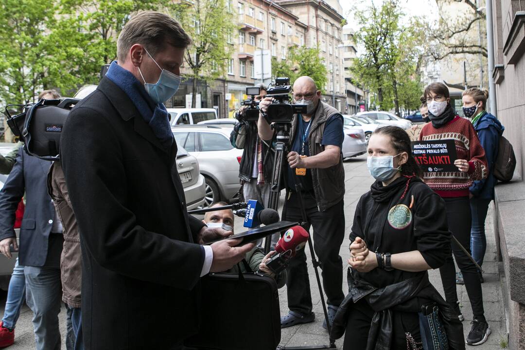 Aktyvistų protestas prieš medžioklę lankais