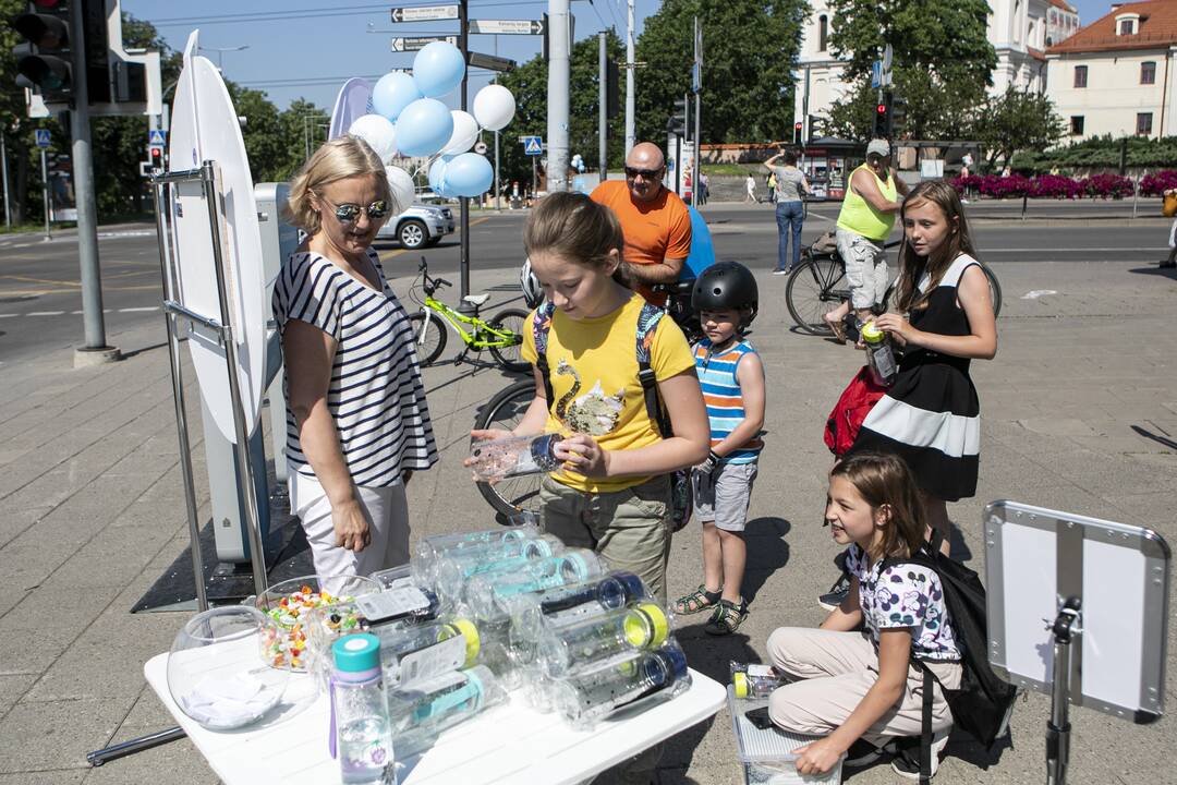 Mobiliųjų vandens gertuvių sostinėje atidarymas