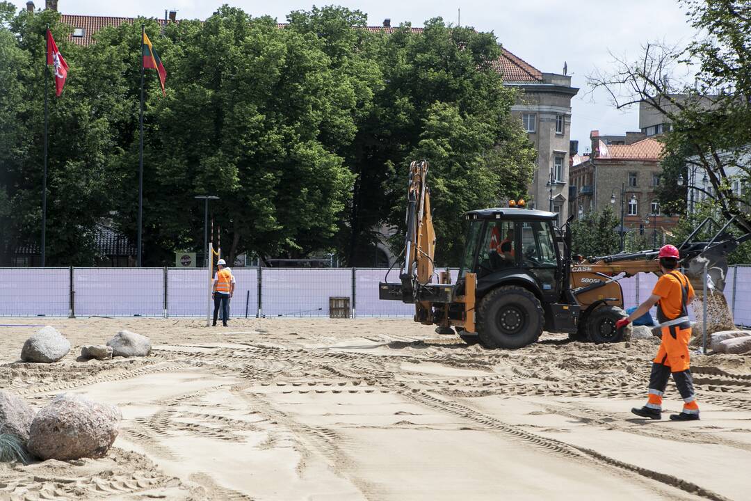 Lukiškių aikštėje ruošiamas paplūdimys