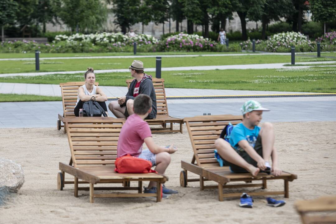 Lukiškių aikštėje atidarytas paplūdimys