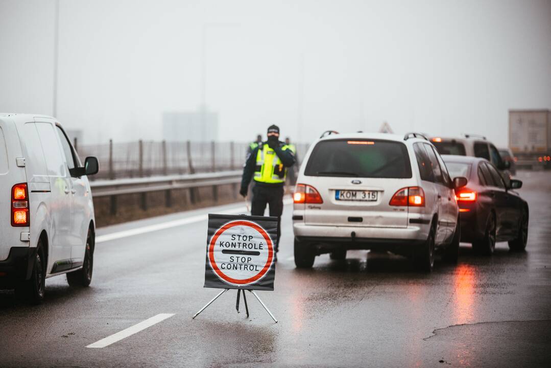 Įspėja dėl laidotuvių: vykstančias marčias ir žentus policija gali apgręžti