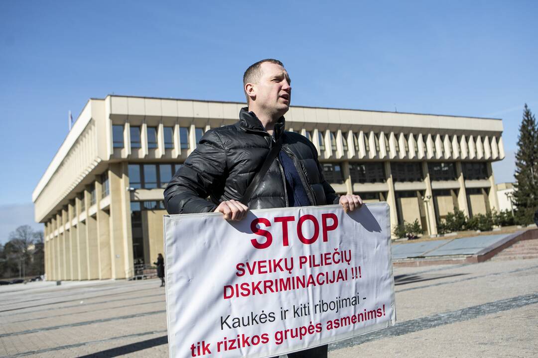 Protestas prieš vakcinas ir karantiną prie Seimo