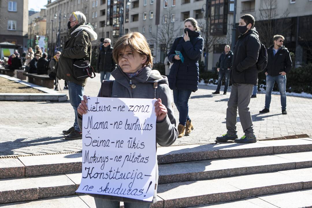 Protestas prieš vakcinas ir karantiną prie Seimo