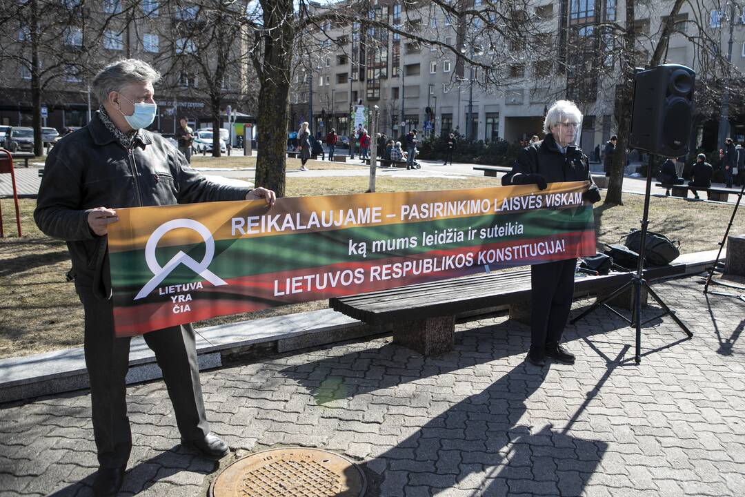 Protestas prieš vakcinas ir karantiną prie Seimo
