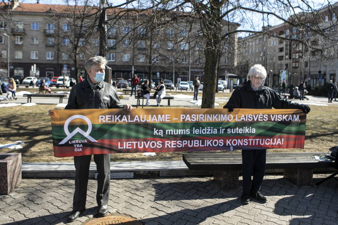 Protestas prieš vakcinas ir karantiną prie Seimo