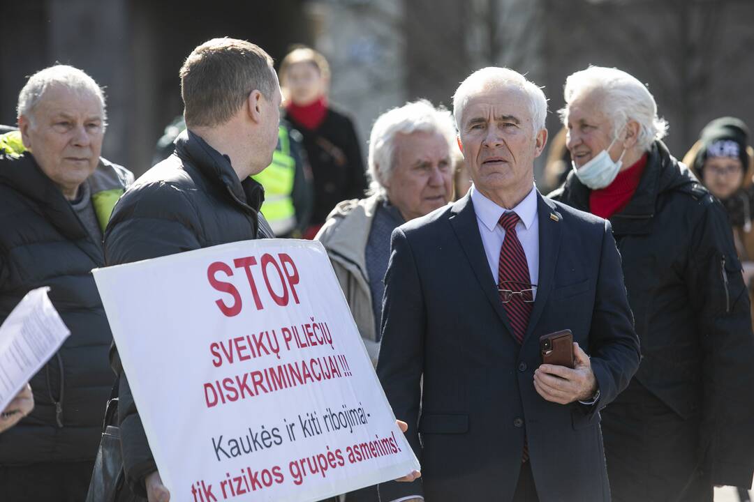 Protestas prieš vakcinas ir karantiną prie Seimo