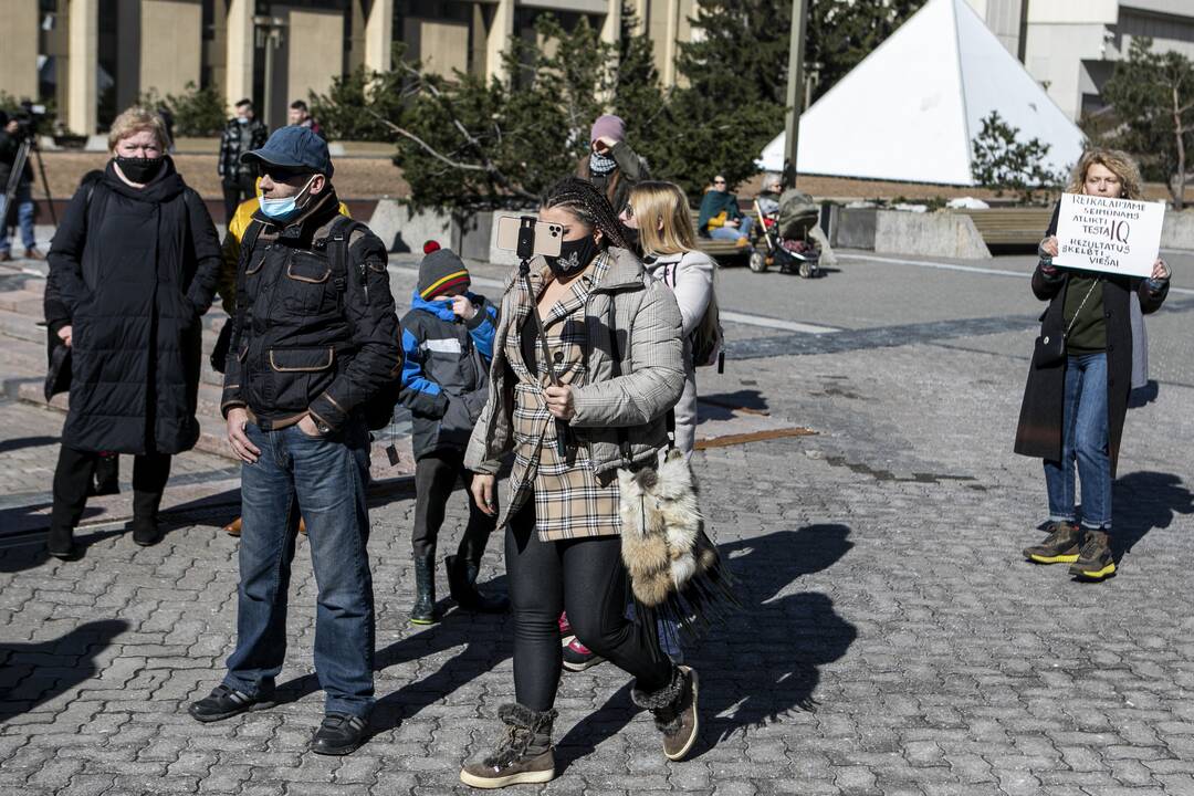 Protestas prieš vakcinas ir karantiną prie Seimo