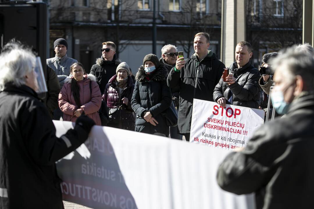 Protestas prieš vakcinas ir karantiną prie Seimo