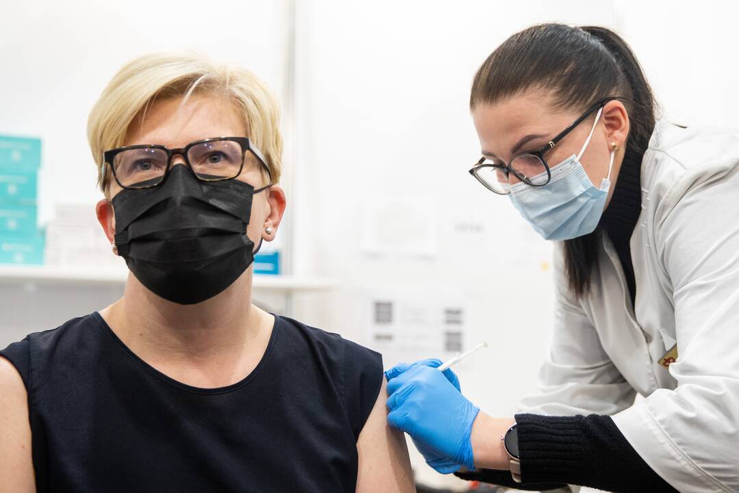 Premjerė apie eiles gauti trečią skiepą nuo COVID-19: nėra taip, kad neliks vakcinų