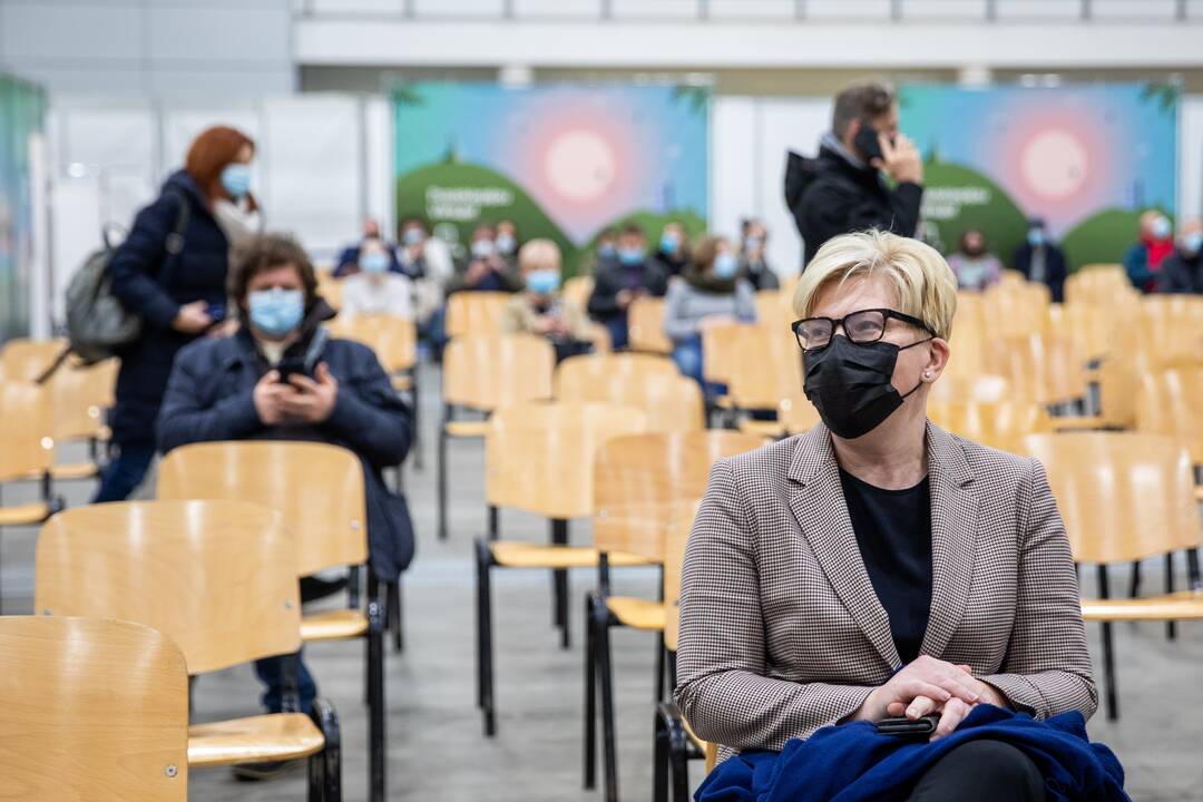 Premjerė pasiskiepijo trečiąja COVID-19 vakcinos doze