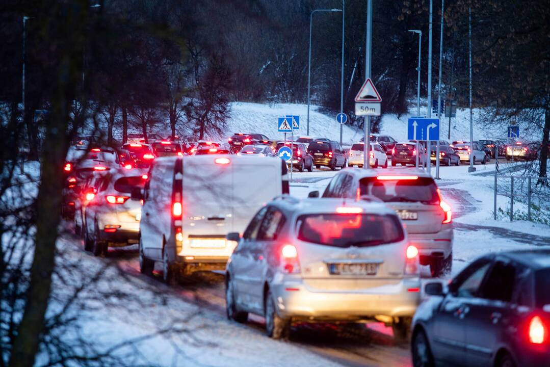 Rajoniniai keliai – slidūs, naktį šals, kai kur prognozuojamas plikledis