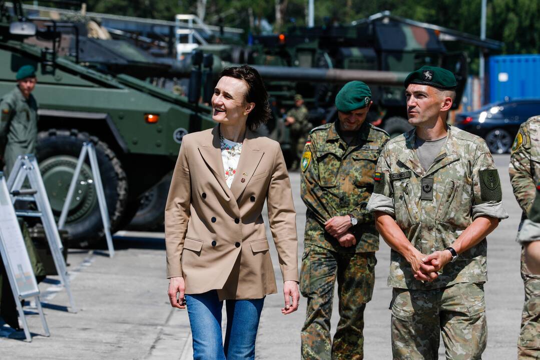 Seimo pirmininkė: socialdemokratų siūlymas gynybai skirti 3,5 proc. BVP paimtas „nuo lubų“