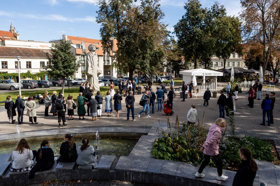 K. Sirvydo skvere atidengta A. Mickevičiaus skulptūra