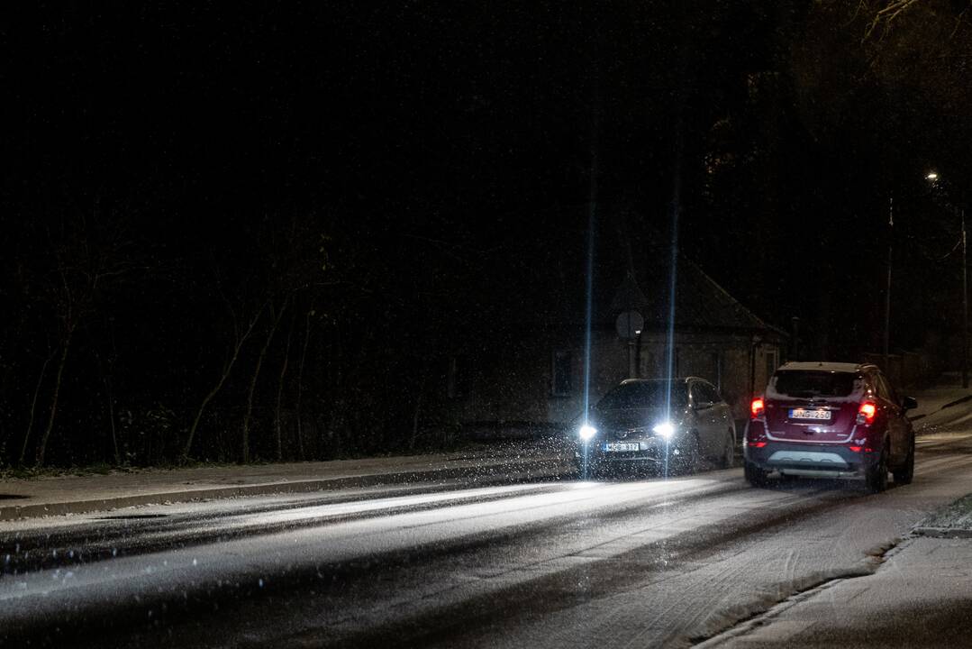 Įspėja vairuotojus: naktį eismo sąlygas sunkins plikledis ir lijundra