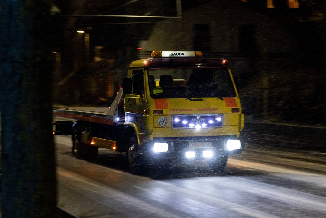 Įspėja vairuotojus: naktį eismo sąlygas sunkins plikledis