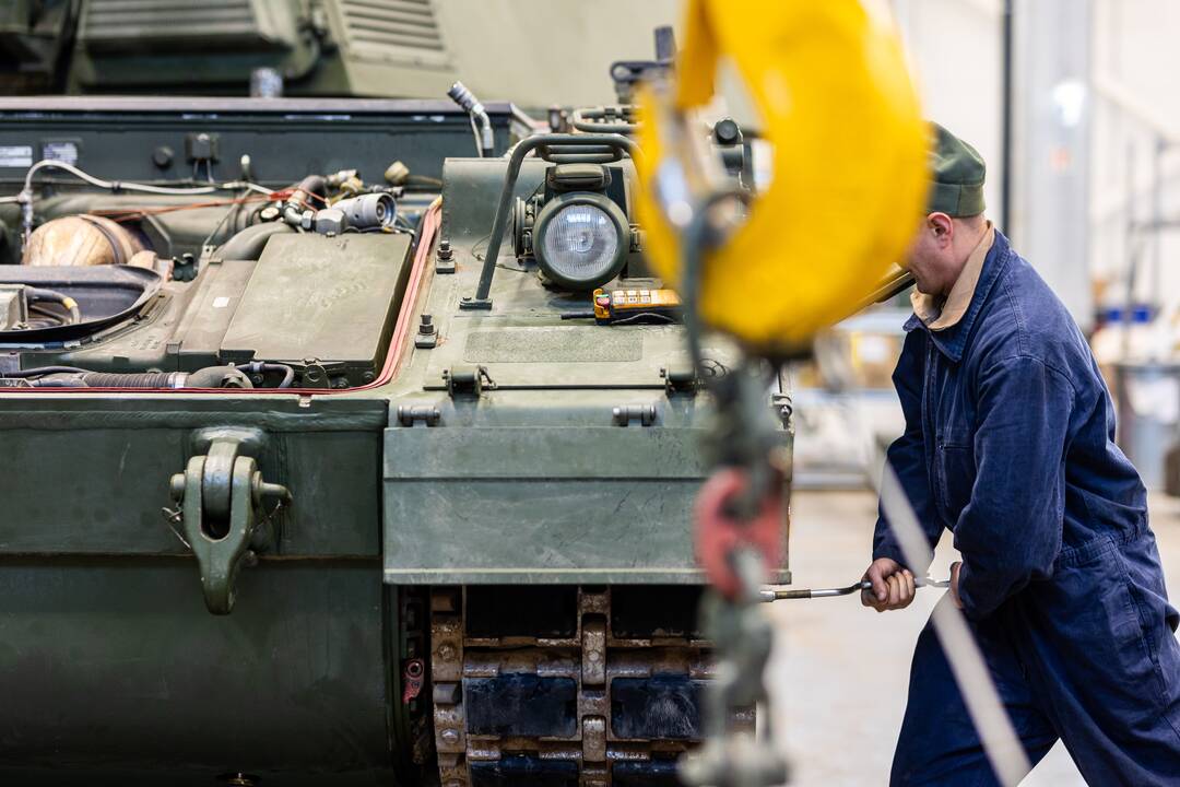 Lietuvos kariai moko ukrainiečius taisyti vokiškas haubicas