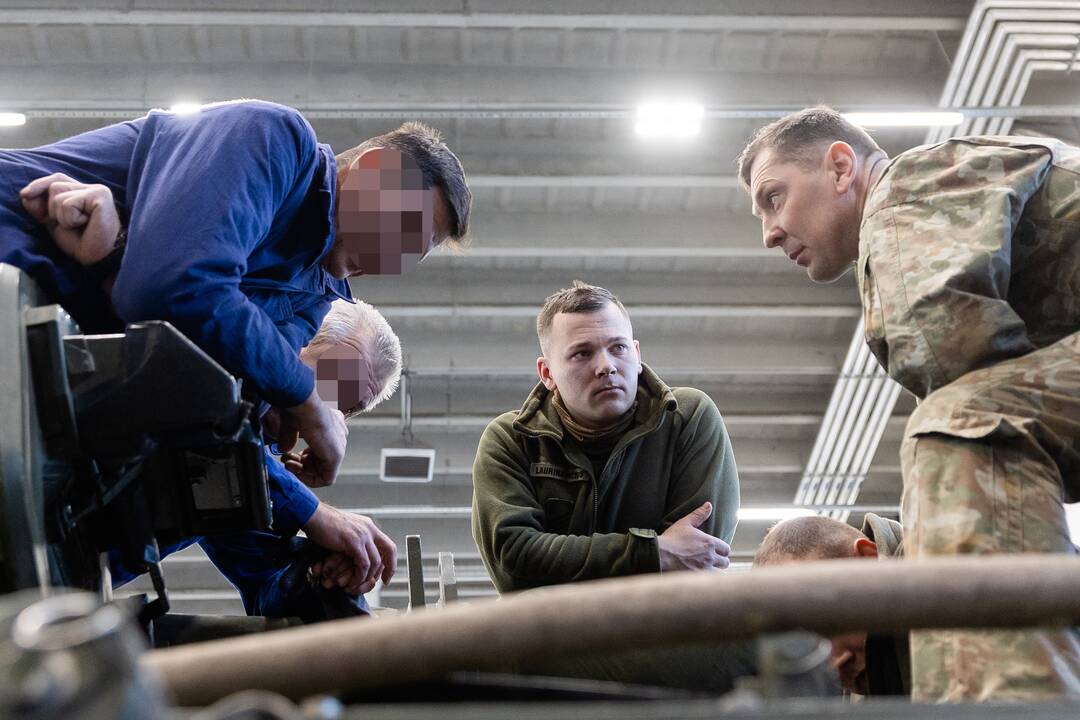 Lietuvos kariai moko ukrainiečius taisyti vokiškas haubicas