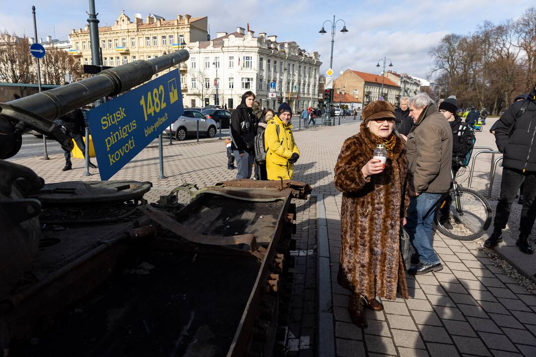 Prie rusų tanko – lankytojai su žvakėmis ir gėlėmis