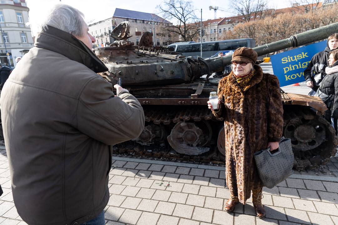 Prie rusų tanko – lankytojai su žvakėmis ir gėlėmis